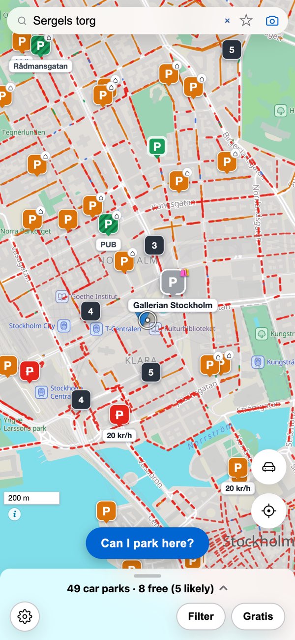 ParkGratis showing parking around Sergels torg in Stockholm — green pins for free, orange for paid.