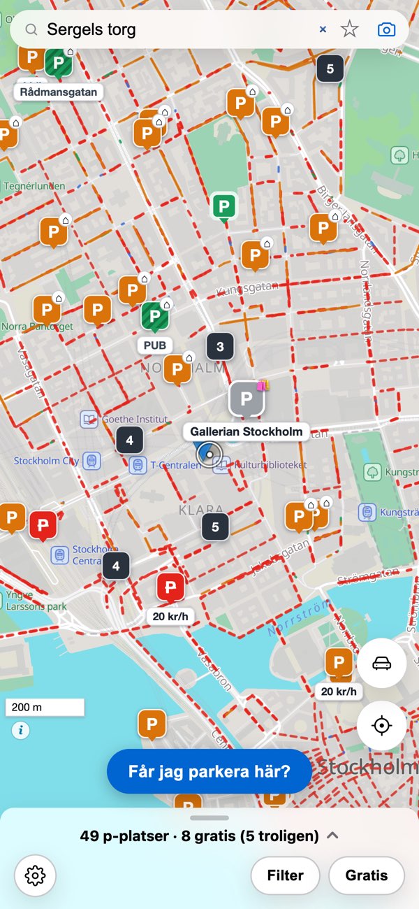 ParkGratis visar parkering runt Sergels torg i Stockholm — gröna nålar för gratis, orange för avgift.